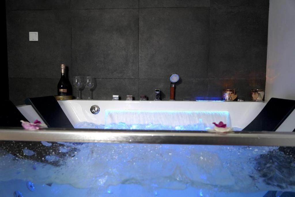 Relax Jacuzzi Apartment Krakow Exterior photo